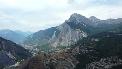 vista aerea di una valle montuosa con un villaggio
