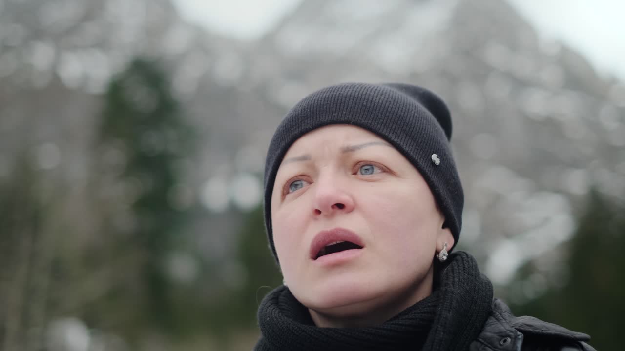 산에서 술을 즐기는 여자