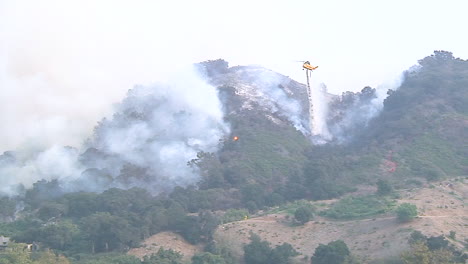 Los-Helicópteros-De-Extinción-De-Incendios-Hacen-Gotas-De-Agua-Sobre-El-Incendio-De-Thomas-En-Santa-Bárbara,-California-2