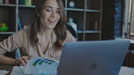 mujer de negocios feliz celebrando la victoria. concepto de éxito empresarial.