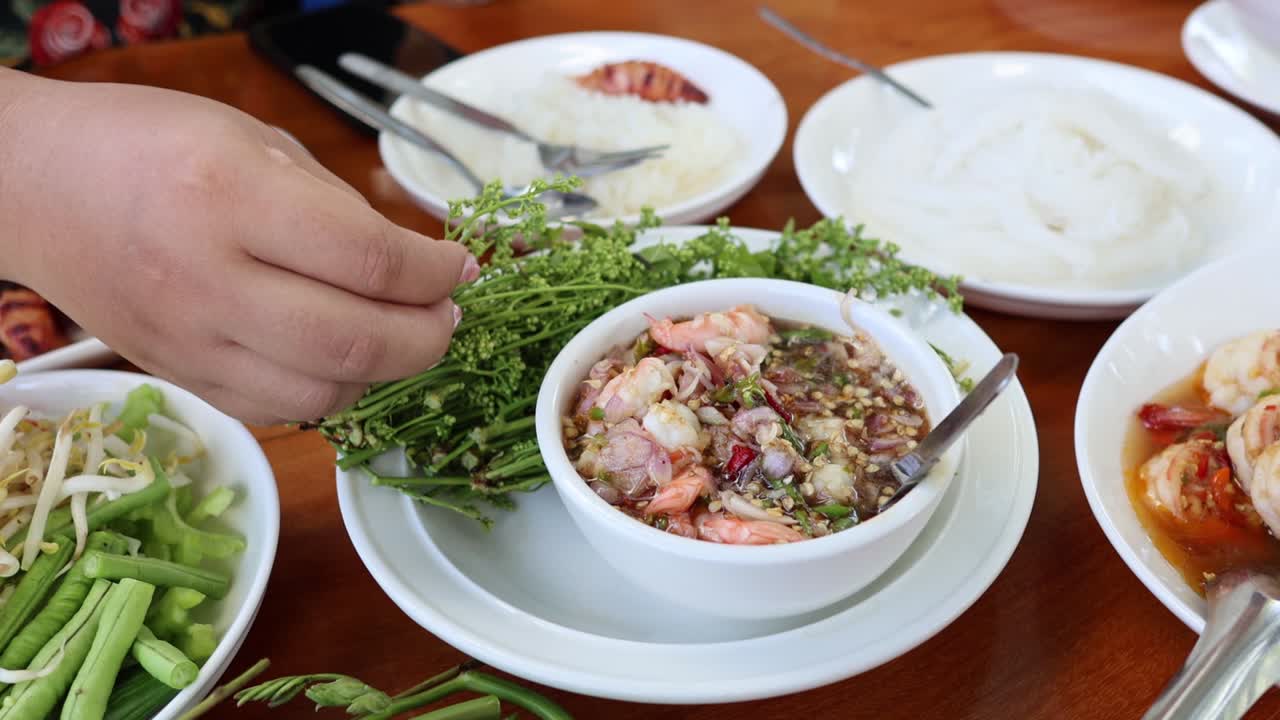 접시 에 재료 를 조립 하는 손