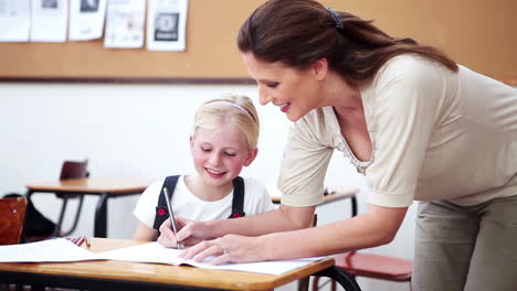 Lehrer-Hilft-Einem-Schüler