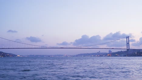 el puente y la ciudad por la noche.