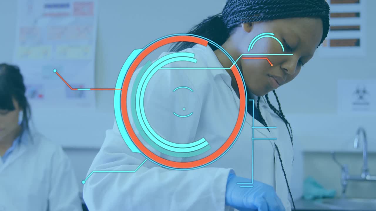 animación de un escáner redondo sobre una científica afroamericana que trabaja en un laboratorio