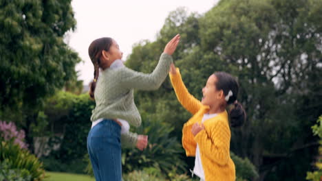 Choca-Esos-Cinco,-Jugando-Y-Niños-Emocionados-En-El-Parque