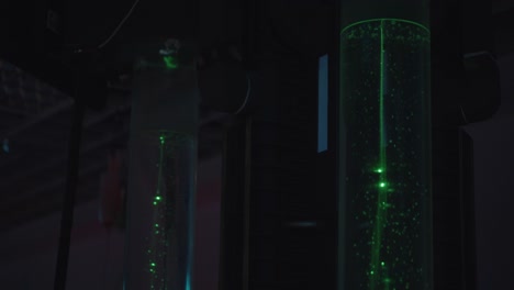 visualización de luz verde en tubos de vidrio