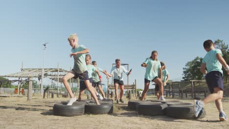 Grupo-De-Niños-Caucásicos-Entrenando-En-El-Campo-De-Entrenamiento