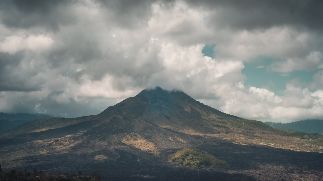 timelapse de nubes girando y fluyendo sobre el volcán monte batur en bali, indonesia