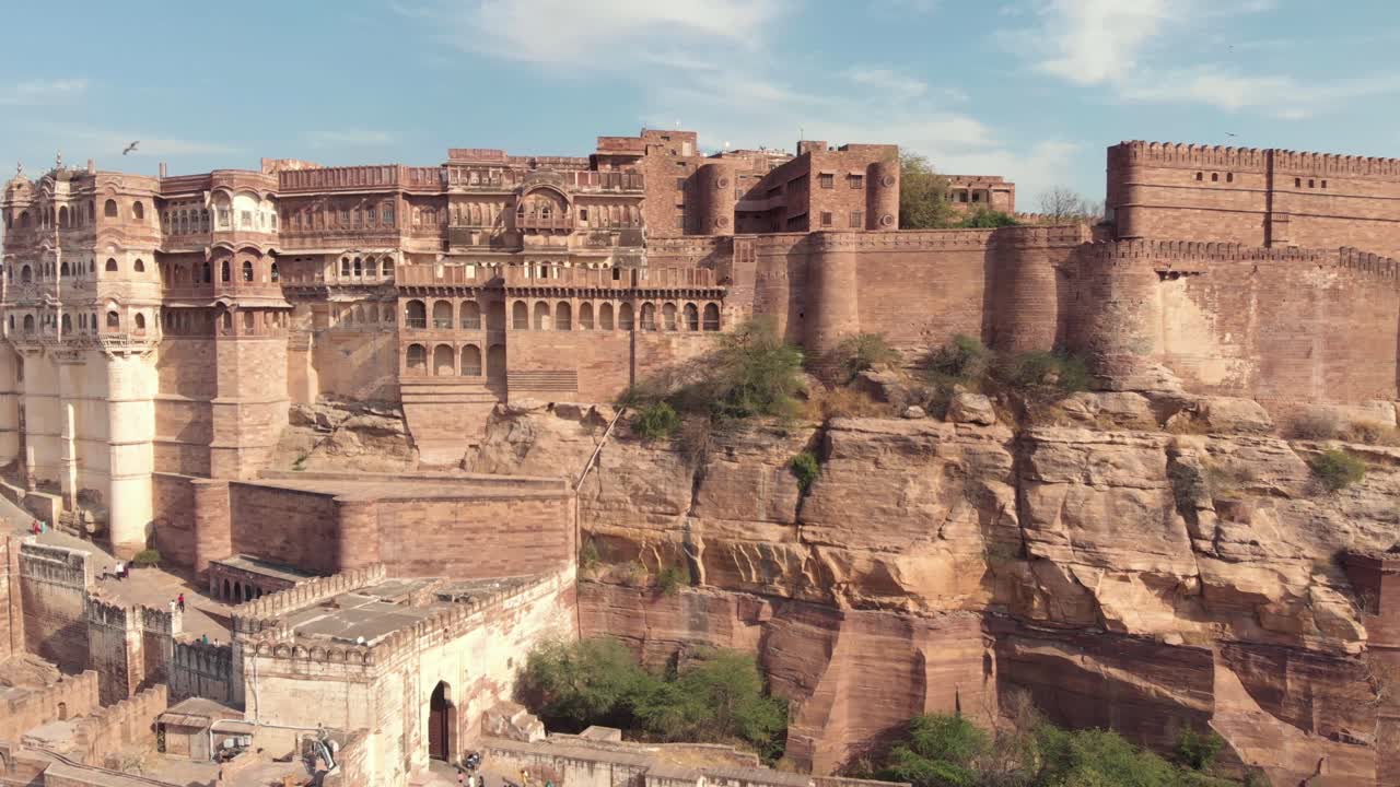 Vista delle maestose facciate e delle mura esterne del Forte Mehrangarh, circondato da rapaci a Jodhpur, Rajasthan, India - Ripresa aerea di presentazione