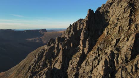 Vuelo-Lento-Hacia-Adelante-A-Lo-Largo-De-Montañas-Rocosas-Llamadas-Molladalen-En-Noruega-Durante-El-Amanecer-Dorado