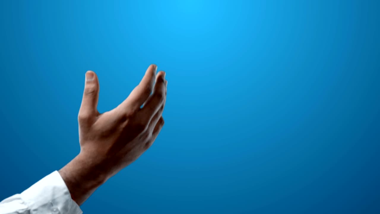 trabajo en equipo internacional dos hombres de negocios atrapándose el uno al otro por la muñeca pantalla verde video 4k.