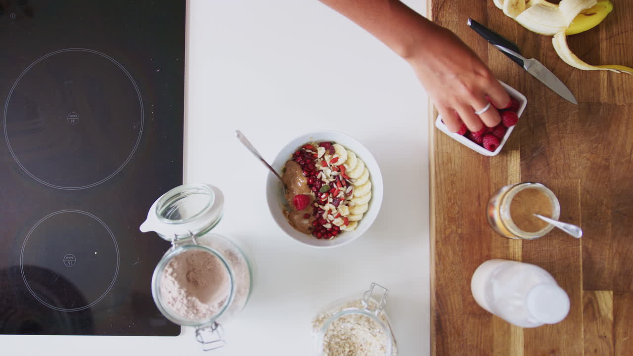 fotografía aérea de una mujer preparando un desayuno saludable en casa después de hacer ejercicio