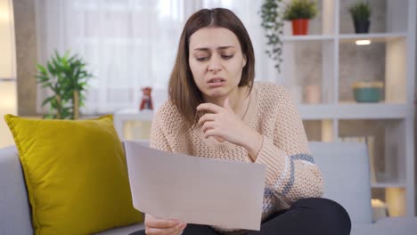 Una-Mujer-Joven-Que-Mira-Las-Facturas-De-Deudas-De-Préstamos-Bancarios-Está-Teniendo-Dificultades-Financieras-Y-Se-Enoja.