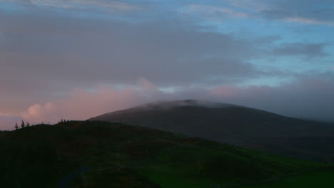 Blauer-Und-Rosa-Sonnenaufgang,-Sonnenuntergangswolken,-Mit-Bergen