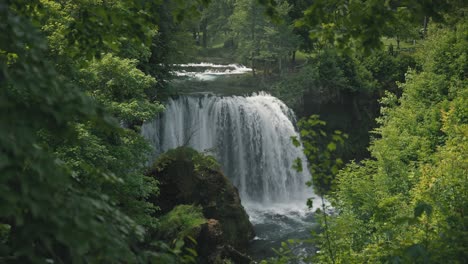 Majestuosa-Cascada-Rodeada-De-Exuberante-Follaje-Verde-En-Rastoke,-Croacia