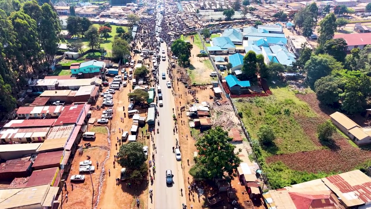 Campagna elettorale in Kenya, politica keniota, comizio politico, candidato alle elezioni presidenziali. Persone in un convoglio politico di contea. Insediamento rurale. Commissione elettorale del Kenya elezioni 2027