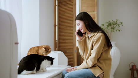 mujer teniendo llamada telefónica