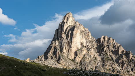 Dunkle-Gewitterwolken-Ziehen-über-Dem-Dolomitgipfel,-Beleuchtet-Von-Hellem-Sonnenschein