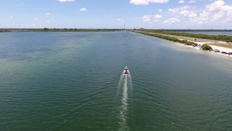 Boot,-Das-Den-Kanal-Auf-Der-Gandy-Brücke-Durchquert