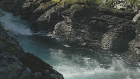 Schöne-Stromschnellen,-Die-Sich-In-Der-Engen-Schlucht-Des-Flusses-Gauste-Gebildet-Haben