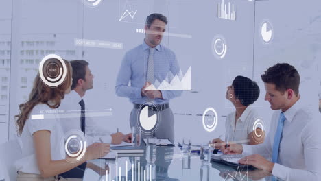 animación del procesamiento de datos financieros sobre diversos colegas que discuten el trabajo en la oficina