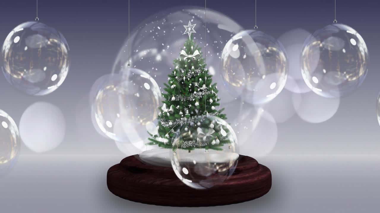 크리스마스 트리 위에 크리스마스  ⁇ 어리 장식과 함께 스노우 글로브의 애니메이션