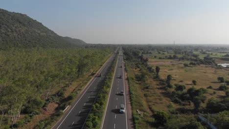 Carretera-Completamente-Recta-Con-Tráfico-Medio-En-Zona-Rural-De-India