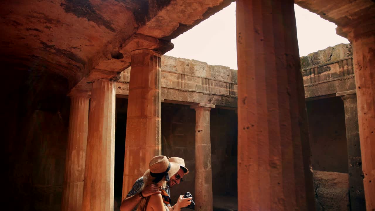 turistas con cámaras tomando fotos de antiguos monumentos en grecia