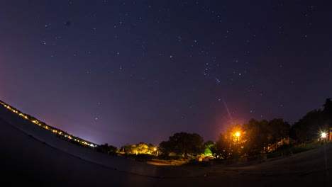 timelapse granangular de la lente ojo de pez de un hermoso cielo estrellado que pasa por encima de una playa nocturna