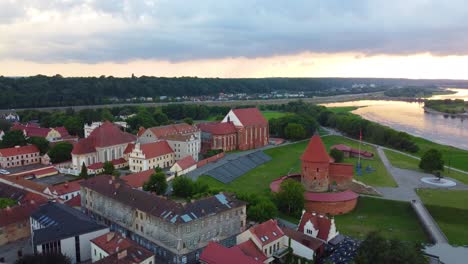 Castillo-Medieval-De-Kaunas-Y-Seminario-Sacerdotal-De-Kaunas-En-La-Ciudad-De-Kaunas,-Lituania.