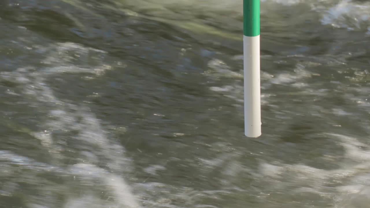 녹색 하류 화이트 워터 카약 및 카누 슬라럼 게이트