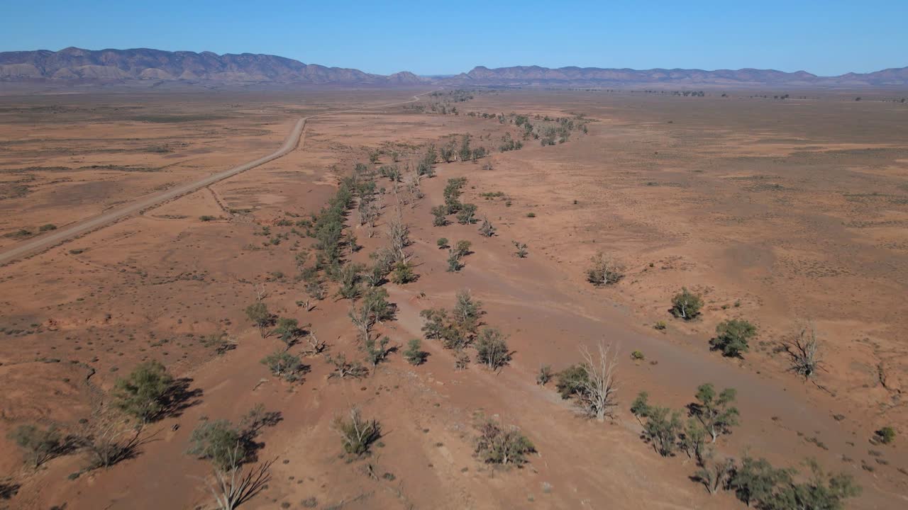 volando hacia arriba sobre el sendero dry creek, el desfiladero de brachina, interior de australia del sur