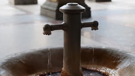 cámara lenta de agua geotérmica caliente y una fuente pública en karlovy varía, república checa