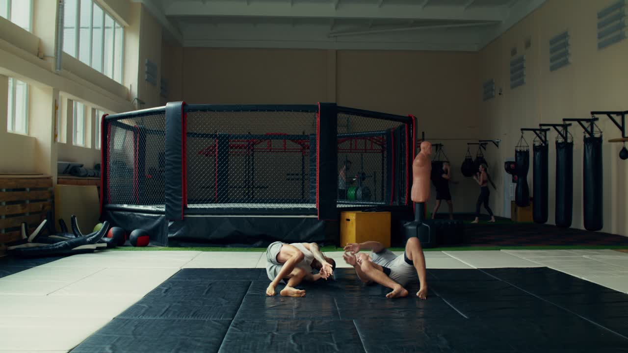 Lottatori di MMA che si allenano in palestra