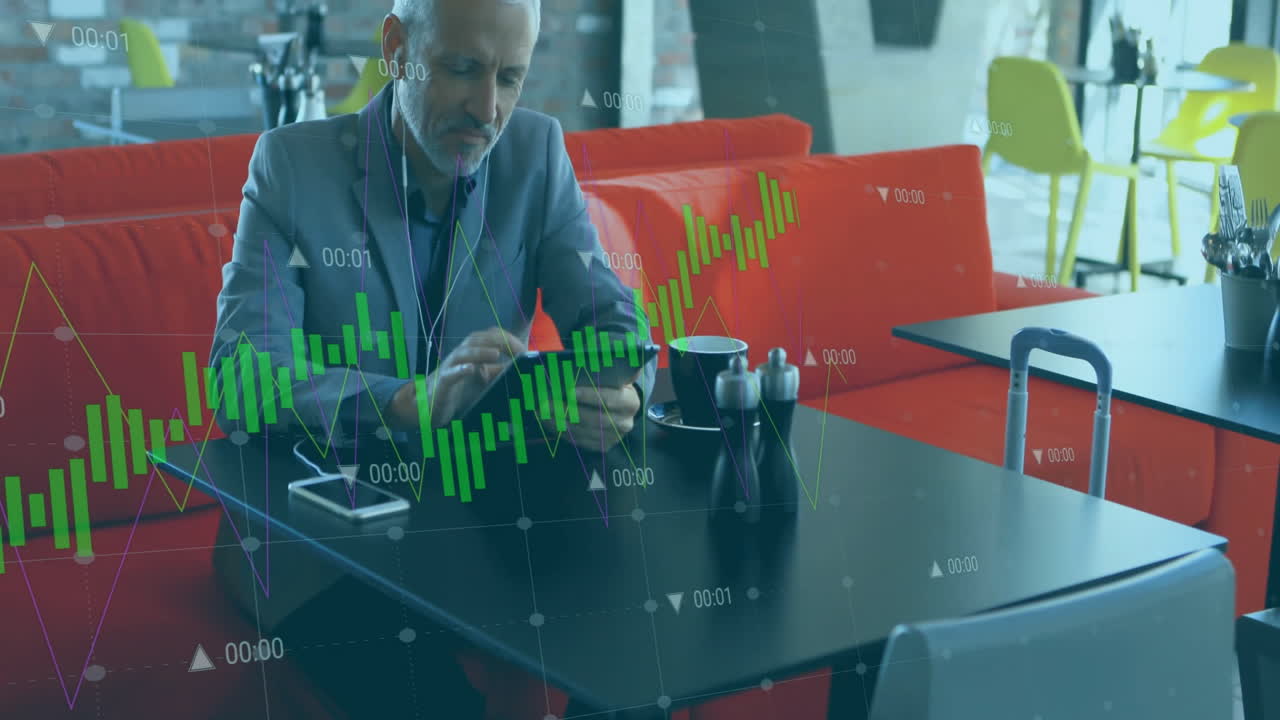 Animering av finansiell databehandling över kaukasisk affärsman som använder surfplatta på kafé