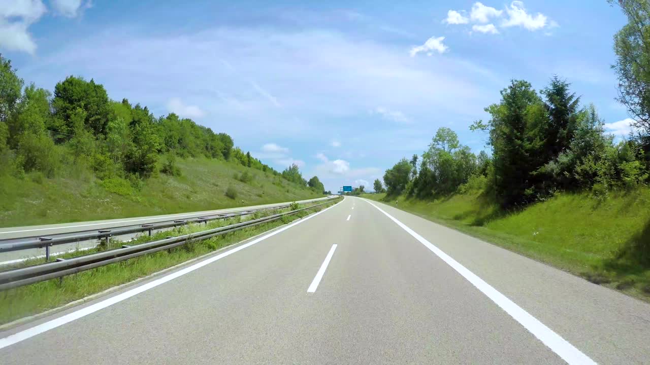 타임 ⁇ 스 자동차가 고속도로에서 운전하고 있습니다.