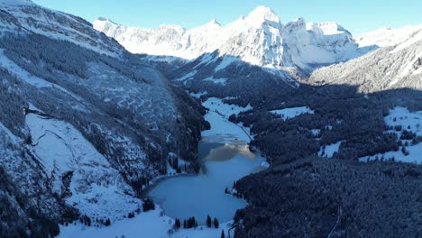 Obersee-Suiza-Glarus-Antena-Con-Reflejo-Sobre-El-Agua