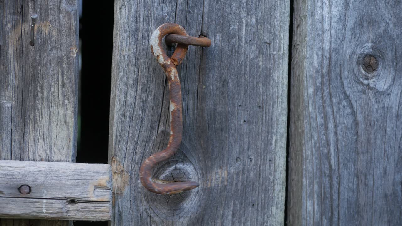 나무 문의 매달린 갈고리. 루프