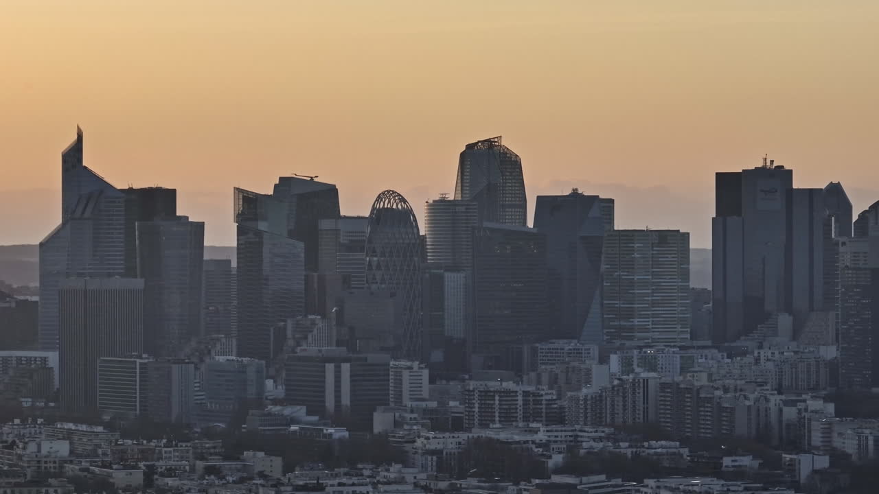 파리는 수세기의 역사와 현대의 도전이 융합되는 곳입니다.
