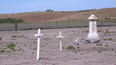 las tumbas de trabajadores agrícolas hispanos inmigrantes mexicanos desconocidos están marcadas con cruces en un cementerio cerca de guadalupe 6