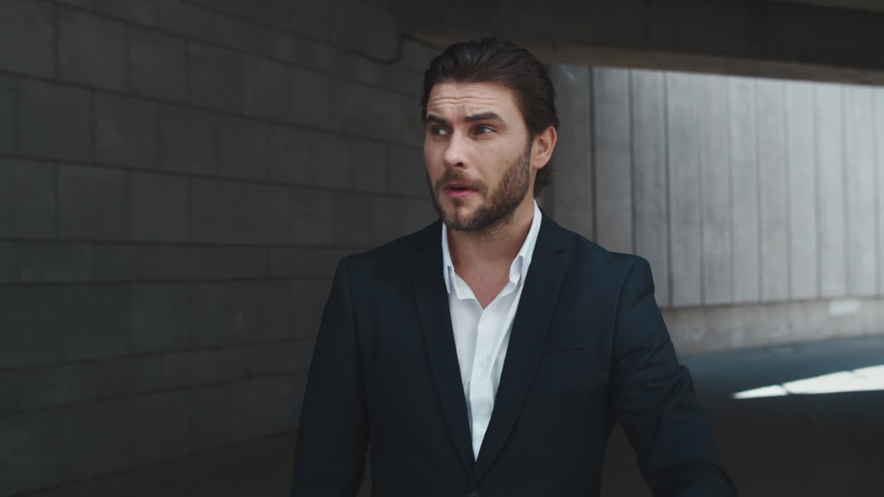 hombre de negocios comprobando la hora en el reloj de pulsera. empleado masculino de pie en la calle