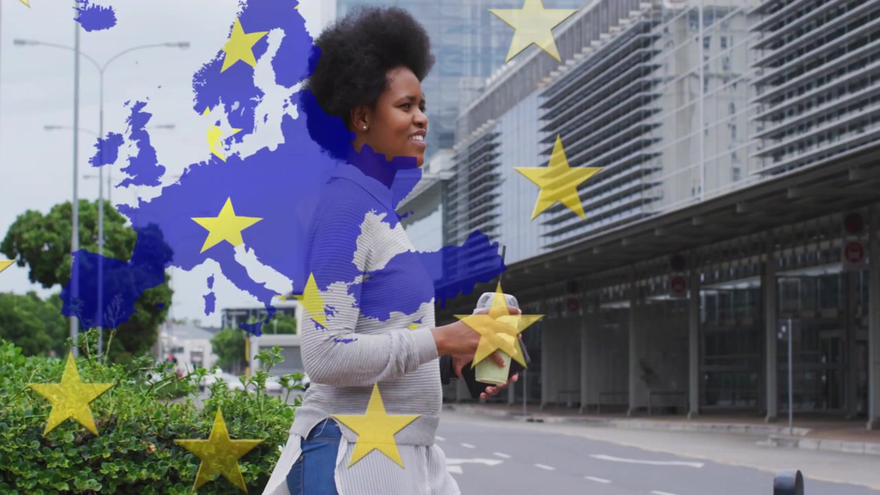 Donna adulta che cammina per strada con telefono e tazza, mentre una grafica di mappa dell'UE con annunci in crescita maschera la donna e la città.