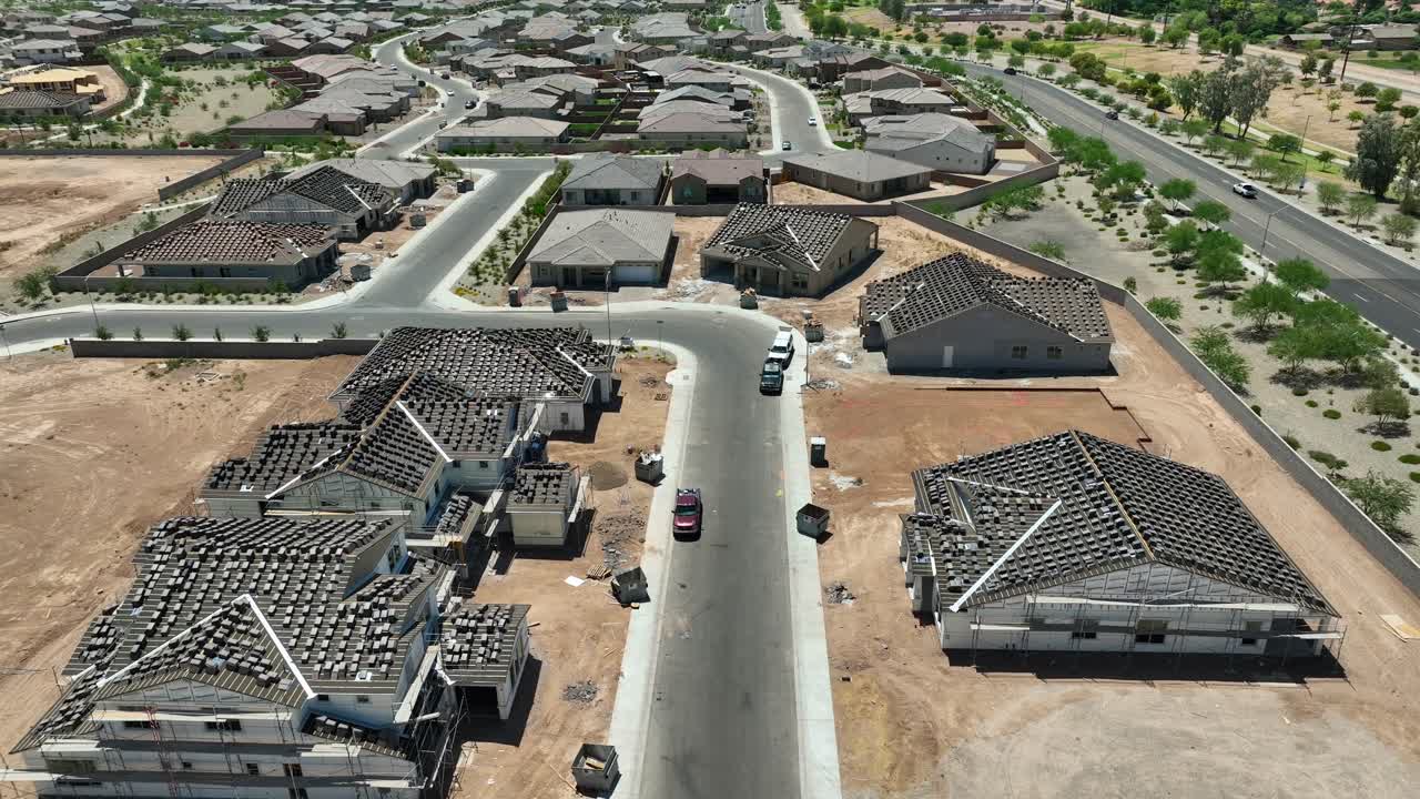 미국 남서부 의 집 들 은 지붕 을 짓기 위해 준비 되어 있다