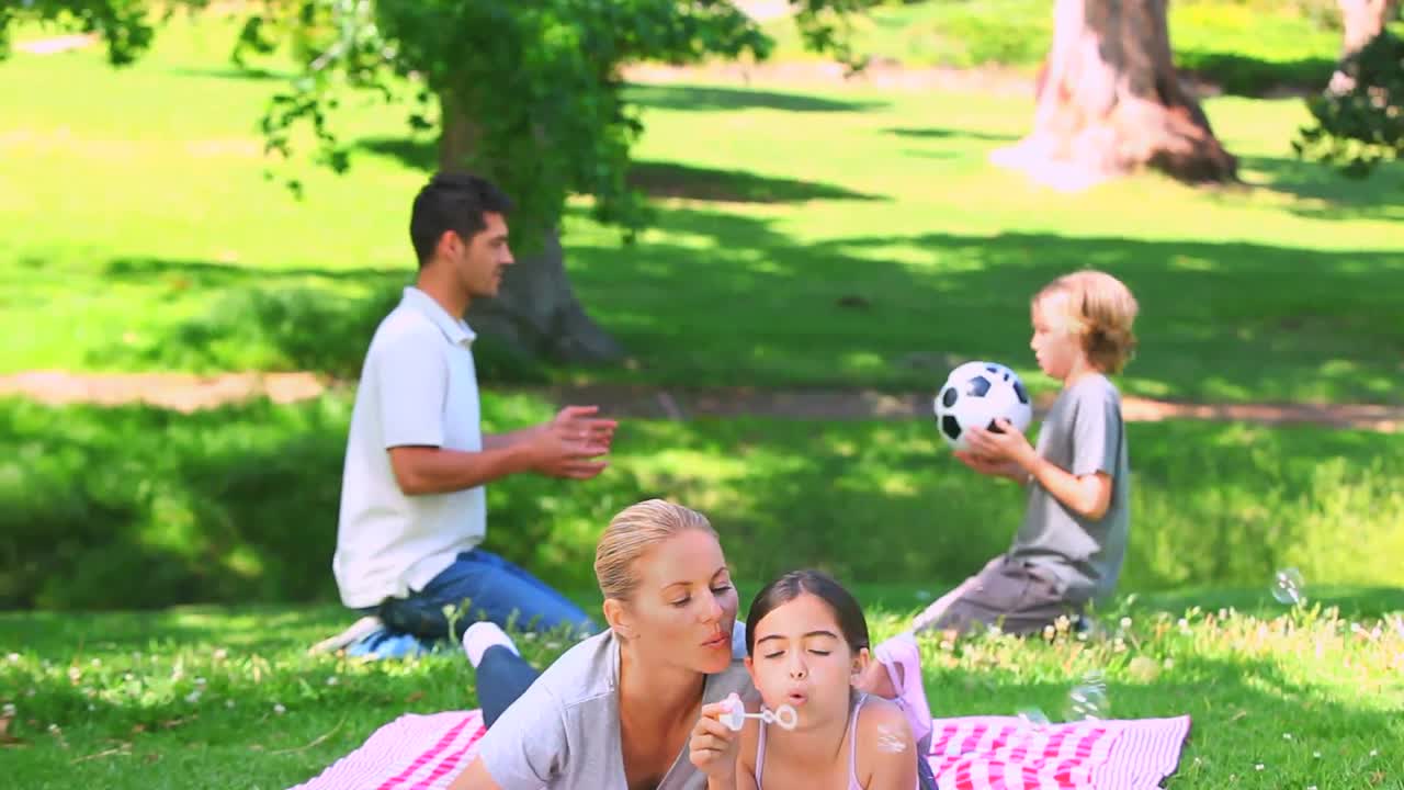 두 아이가 부모님과 함께 재미를 느끼고 있습니다.