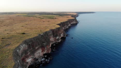 bahía exótica cerca del cabo kaliakra en la costa del mar negro, bulgaria