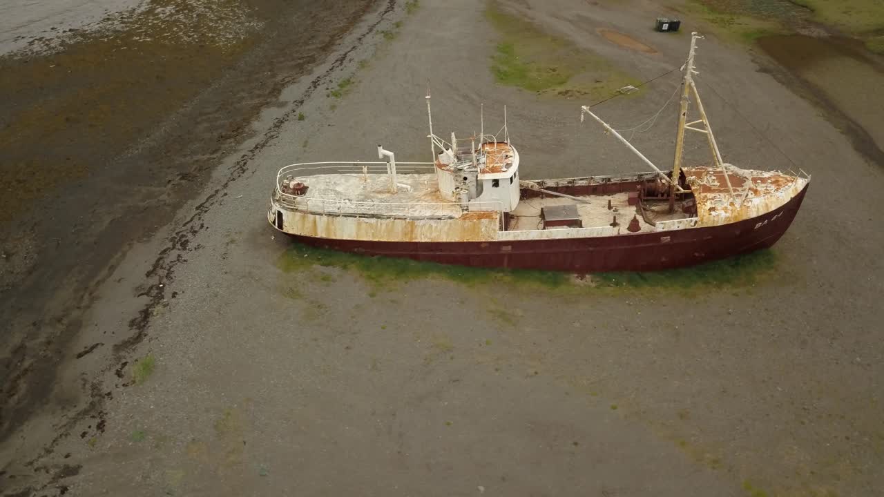 해안 해변 에 버려진 배 붕괴