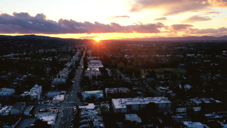 Toma-De-Hiperlapso-De-Drones-Del-Tráfico-En-El-Valle-De-San-Fernando,-Puesta-De-Sol-En-Los-Ángeles.