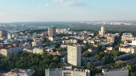 Luftdrohnenvideo-Von-Skyline-Gebäuden-In-Der-Innenstadt-Und-Dem-Dnipro-Fluss-Im-Pecherskyi-Bezirk-Der-Oblast-Kiew-In-Der-Ukraine-Bei-Sonnenuntergang