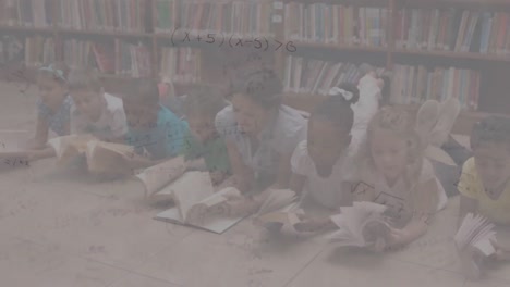 ecuaciones matemáticas contra un grupo de estudiantes que estudian en la biblioteca