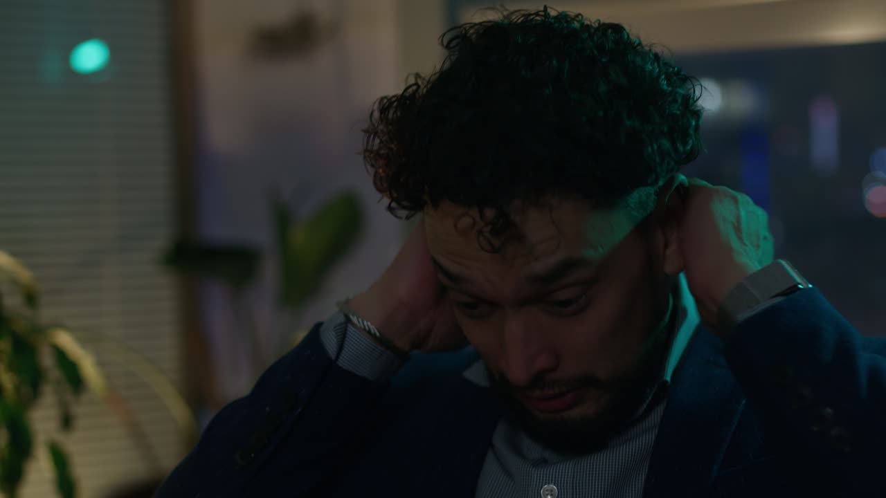 Un uomo d'affari stressato di notte